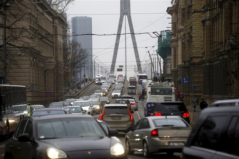 Latvija će vozila zaplijenjena pijanim vozačima slati ukrajinskoj vojsci