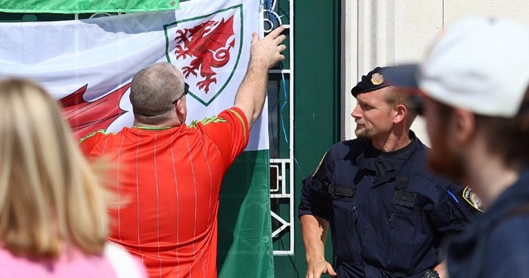 FOTO Akcija policije u Splitu. Skidaju zastave koje su Velšani postavili po gradu