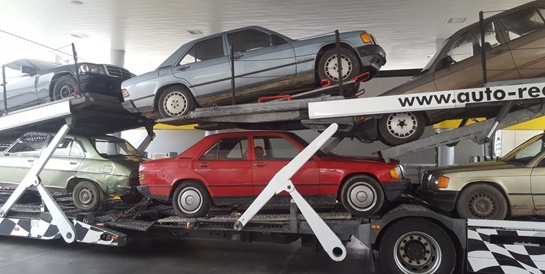 FOTO Naišli smo na kamion krcat prastarim Mercedesima, pitali smo gdje idu