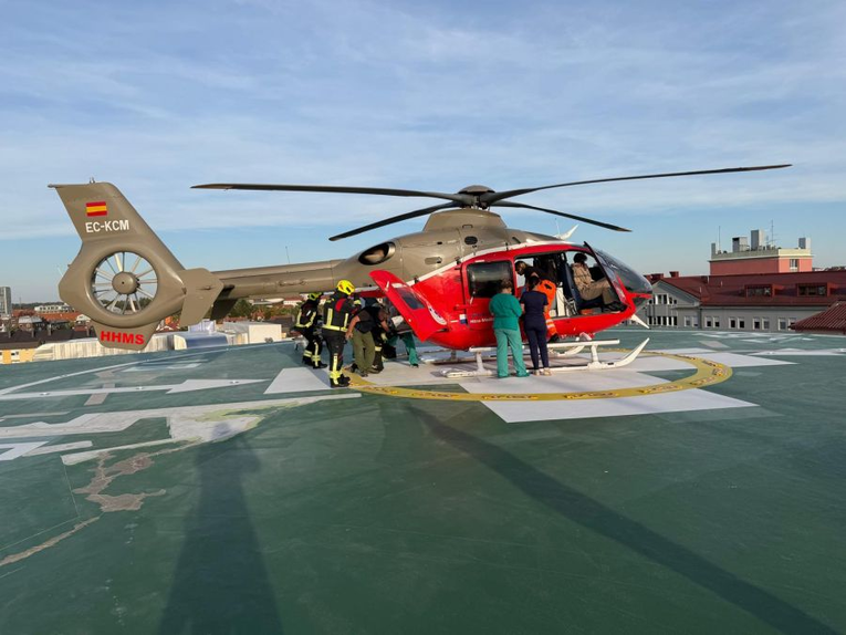 FOTO Helikopter prvi put sletio na krov varaždinske bolnice i hitno odvezao pacijenta