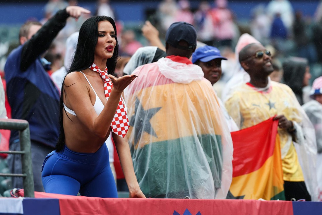 Ivana Knoll u topiću i s kravatom oko vrata na stadionu navija za Hrvatsku
