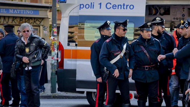 Migrant u Italiji policajku udario kamenom u glavu pa zatim silovao. Uhićen je