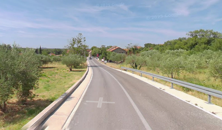 Mladić (19) teško ozlijeđen kod Šibenika. Motorom udario u ogradu