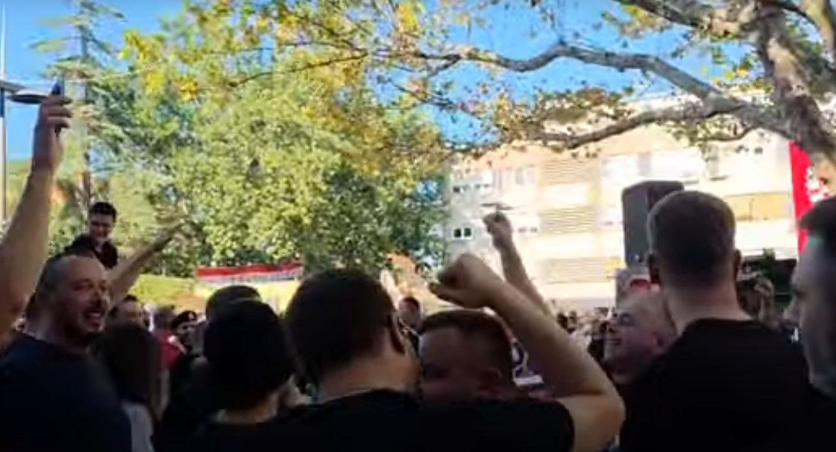 VIDEO U Sinju uoči Thompsonovog koncerta pjevali pjesmu koja slavi klanje Srba