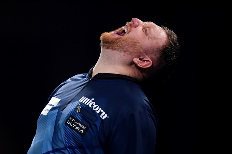 Pogledajte izlijev bijesa na SP-u u pikadu. Igrač udarao stol i raskrvario si ruku