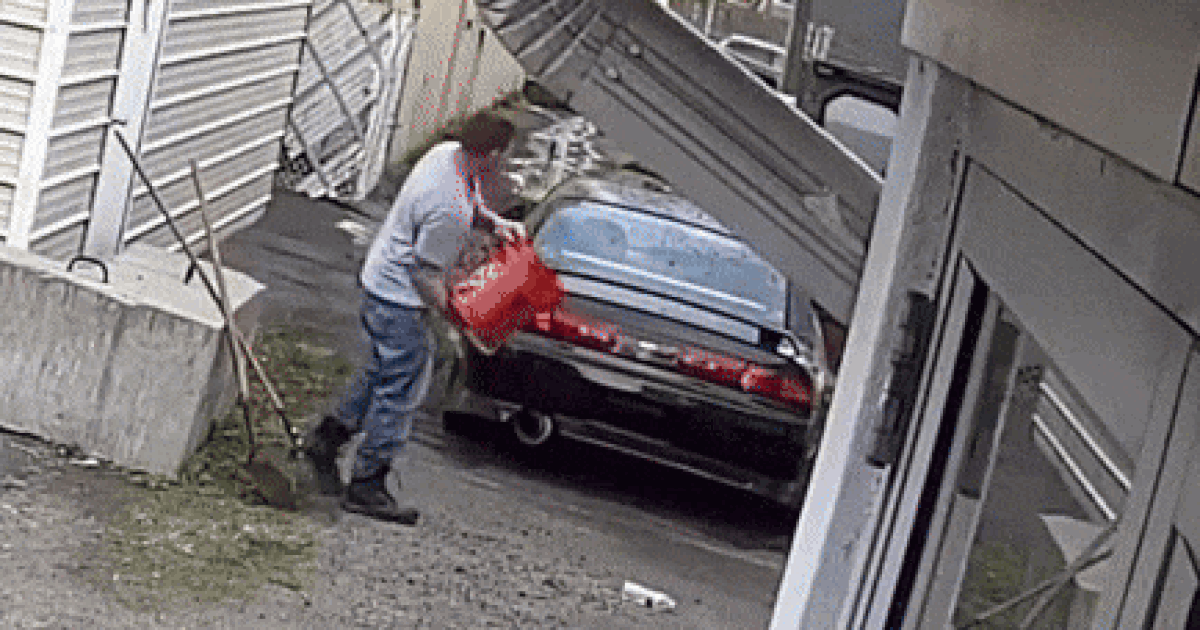 VIDEO Vatrogasac istresao kamenje na rijetki Nissan, vlasnik traži 500.000 dolara