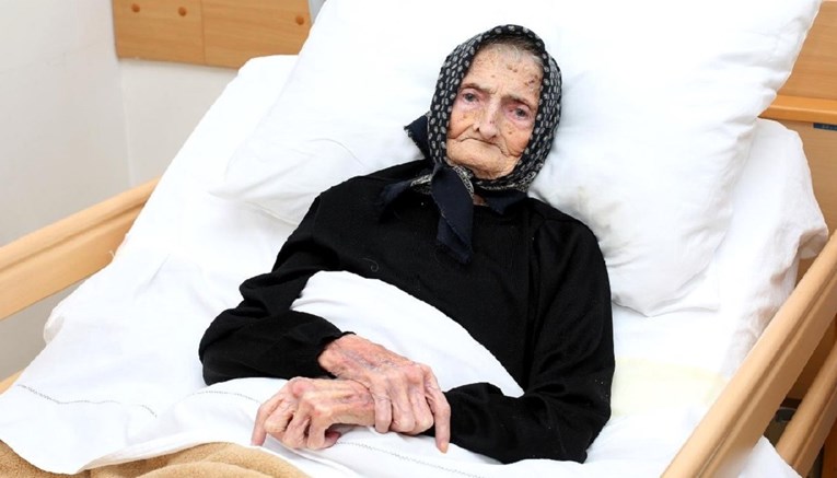 Ovo je baka Margareta. Ima 99 godina i preboljela je koronu