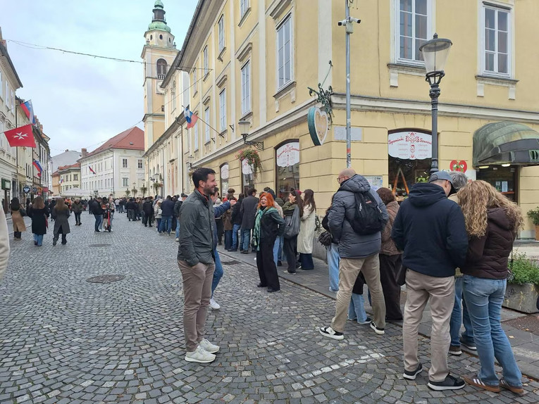 VIDEO Ogroman red u Ljubljani, birači plešu užičko kolo