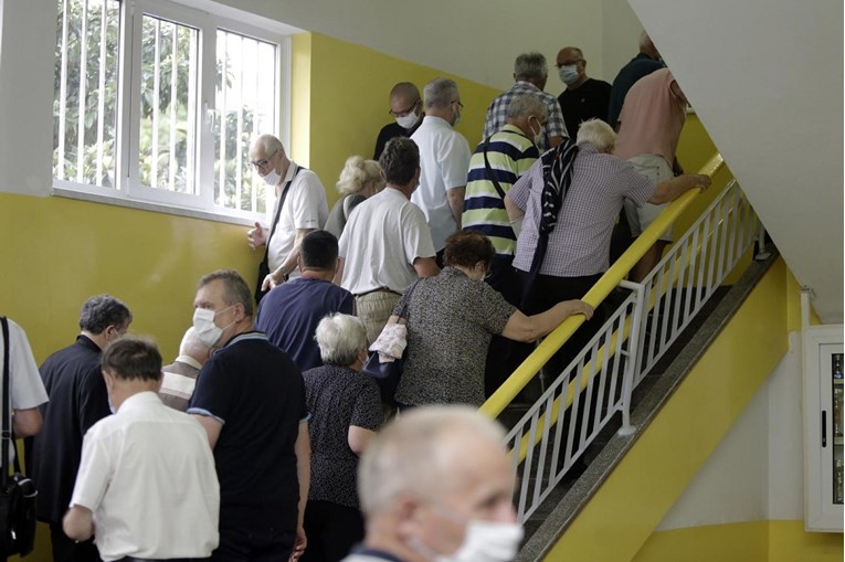 FOTO Počelo glasanje u inozemstvu. Od ranog jutra gužve na biralištima u Mostaru