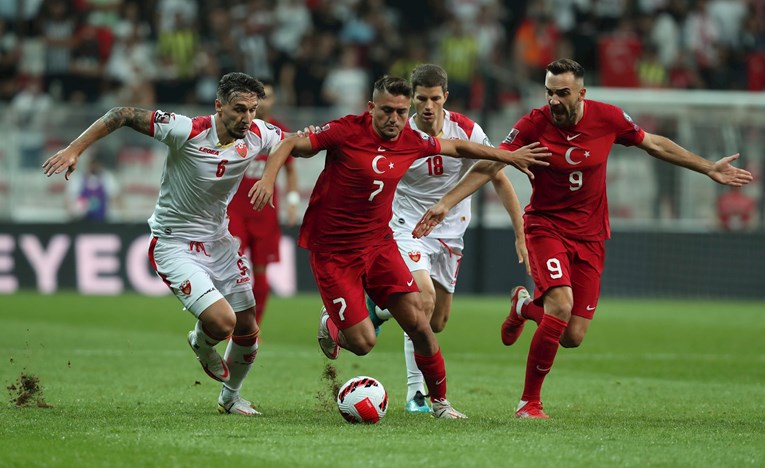 Turski igrač vezao kopačke usred crnogorskog napada. Pogledajte što se zatim dogodilo
