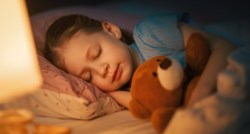 Dijete spava s upaljenim svjetlom? Stručnjaci upozoravaju na negativne posljedice
