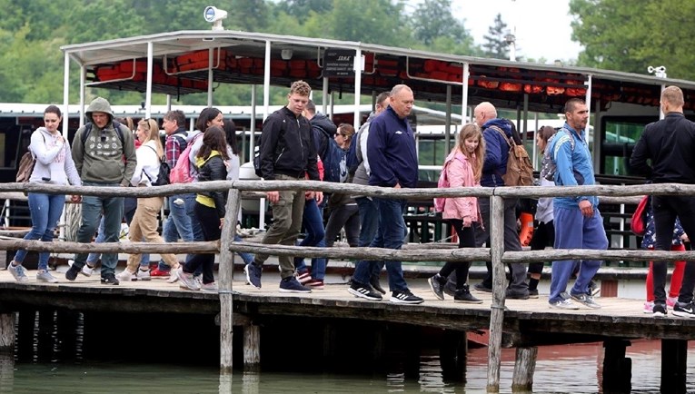 VIDEO Ogromna gužva na Plitvičkim jezerima nakon velikog pojeftinjenja ulaznica