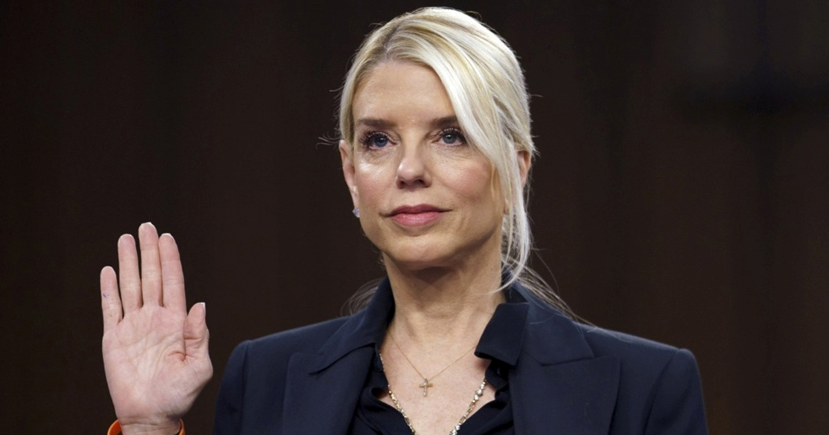 FOTO Portret Pam Bondi završio u smeću nakon što ju je Trump smijenio