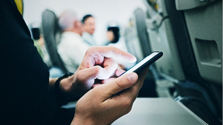Uskoro će se u EU moći koristiti mobiteli na letovima: "Nebo više nije granica"