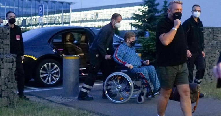 Elton John uslikan u invalidskim kolicima nakon koncerta, fanovi su zabrinuti