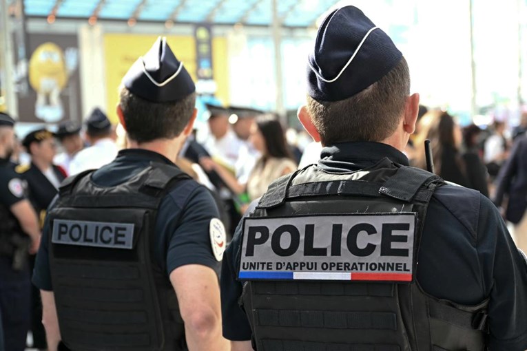 Policija u Parizu zaustavila napadača nožem. "Čuo se najmanje jedan pucanj" 