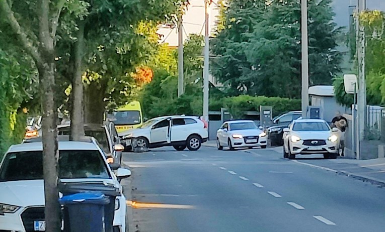 FOTO Auto se kod dječje bolnice u Zagrebu zabio u stablo