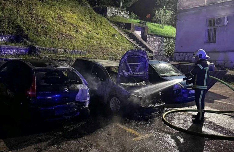 U Mostaru uhićeni mladići (24, 26) zbog sumnje da su zapalili aute u školskom dvorištu