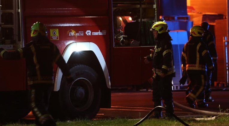 Izbio požar u zagrebačkim Gajnicama, zapalio se kat kuće