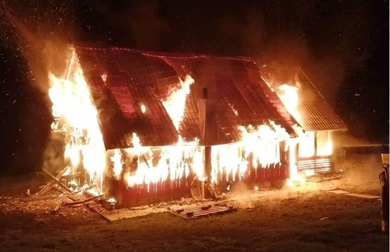 FOTO Vatra im progutala kuću i ušteđevinu