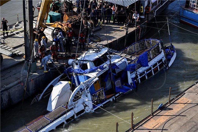 Putnički brod sa 137 ljudi udario u most u južnoj Njemačkoj