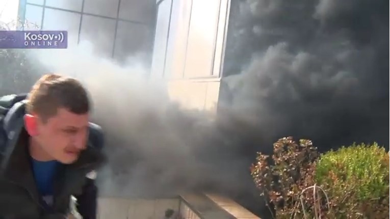 VIDEO U Prištini prosvjed protiv premijera, ispred zgrade vlade bačene dimne bombe