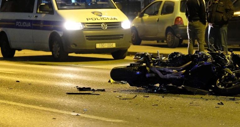 Mladić na motoru bježao policiji pa se zabio u policijsku maricu. Teško je ozlijeđen