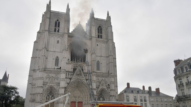 Policija oslobodila volontera privedenog zbog požara u katedrali u Nantesu