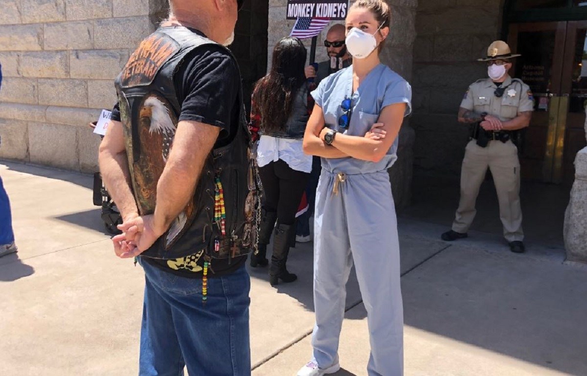 Moćna fotka s prosvjeda u SAD-u postala viralna, pažnju privukao i natpis o cjepivima