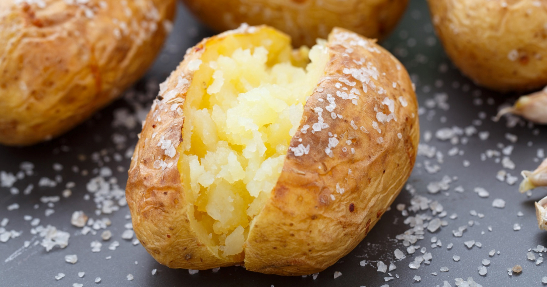 Jednostavan trik za savršeno hrskav pečeni krumpir u kori, zaboravite na foliju