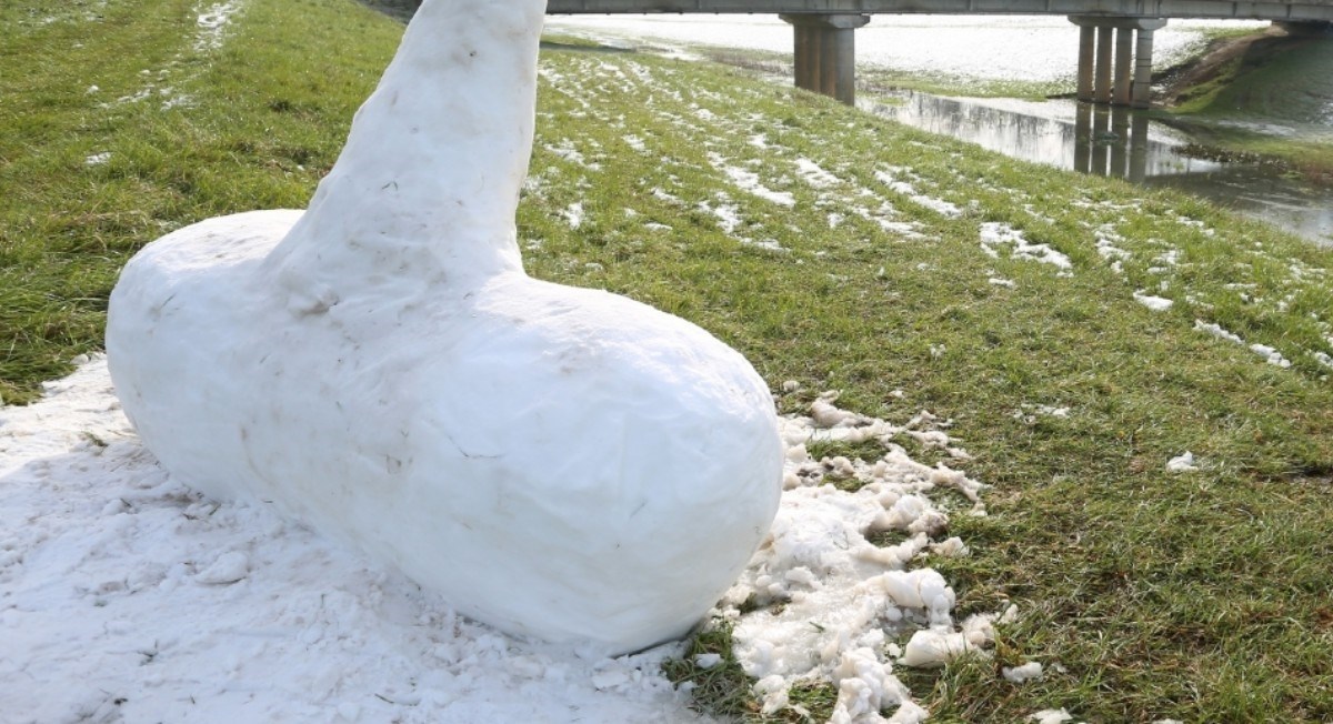 18+ snježna skulptura osvanula u Draganiću, ima skoro dva metra