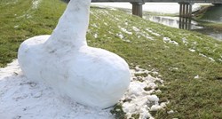 18+ snježna skulptura osvanula u Draganiću, ima skoro dva metra