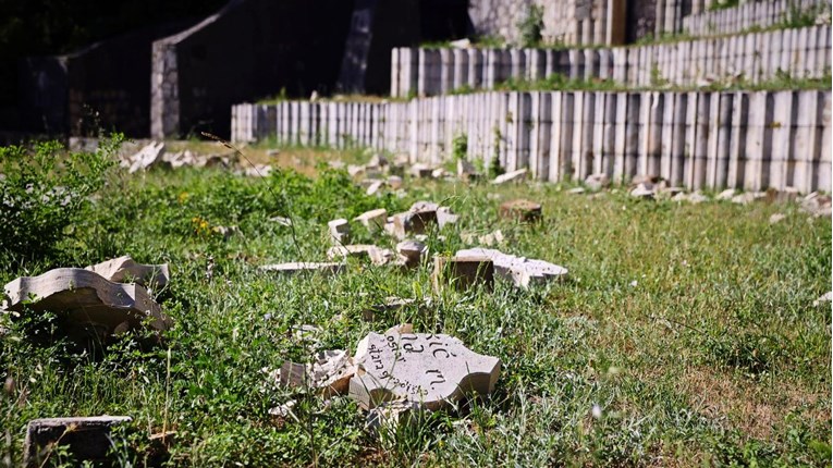 FOTO Na Partizanskom groblju u Mostaru razbijeno više od 600 ploča