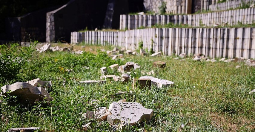 FOTO Na Partizanskom groblju u Mostaru razbijeno više od 600 ploča