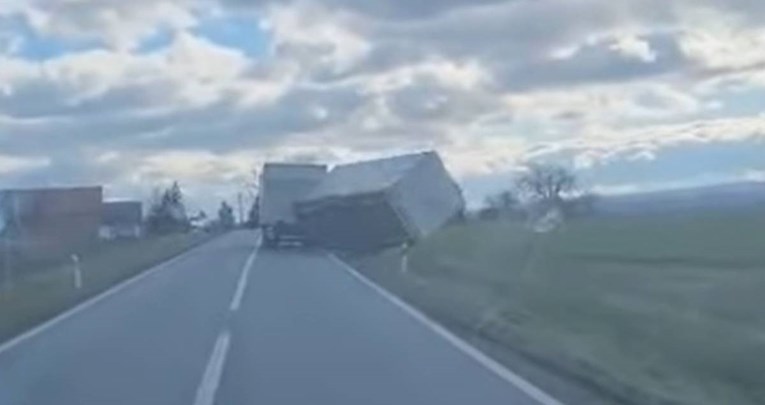 VIDEO Snimljen trenutak u kojem vjetar u Slavoniji prevrće prikolicu kamiona u vožnji