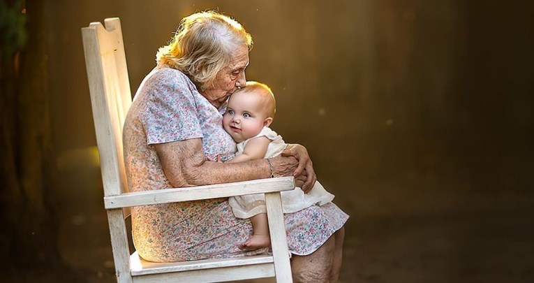 Viralne fotografije prikazuju svu čaroliju odnosa između unuka, baka i djedova