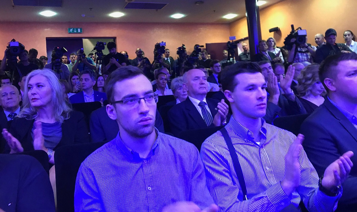 Ovo su ljudi koji su danas pljeskali Kolindi, ali nisu baš dobro shvatili upute