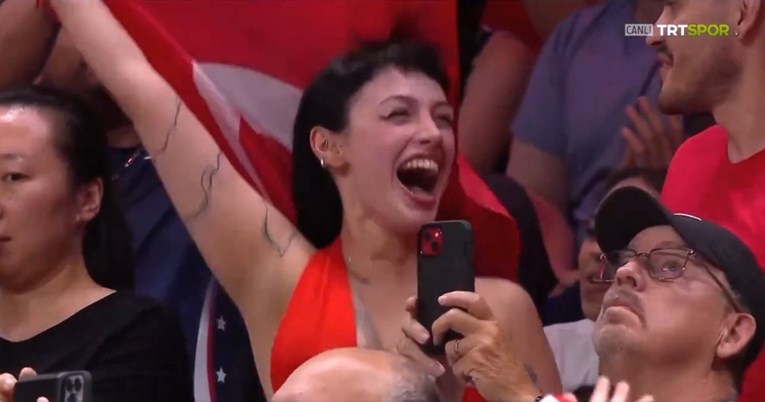 Turska televizija ispričala se jer je prikazala grudi navijačice: "Kriv je SAD"