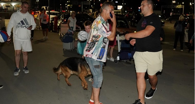 Sergej Trifunović sa psom na povodcu došao na aerodrom u Beogradu dočekati košarkaše