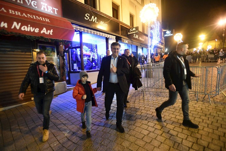 Andrej Plenković sa sinom čeka dolazak Vatrenih na glavni zagrebački trg