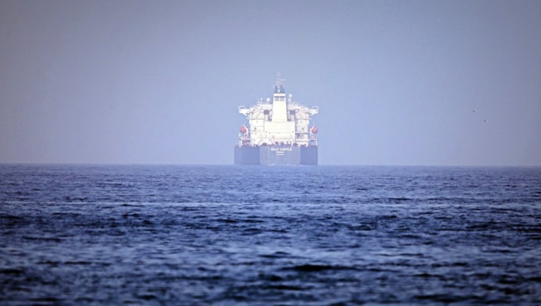 Iran prebacuje naftu na plutajuća skladišta i šalje je bliže Kini