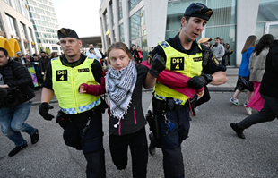 Gretu Thunberg policija odvela s prosvjeda ispred arene u Malmöu