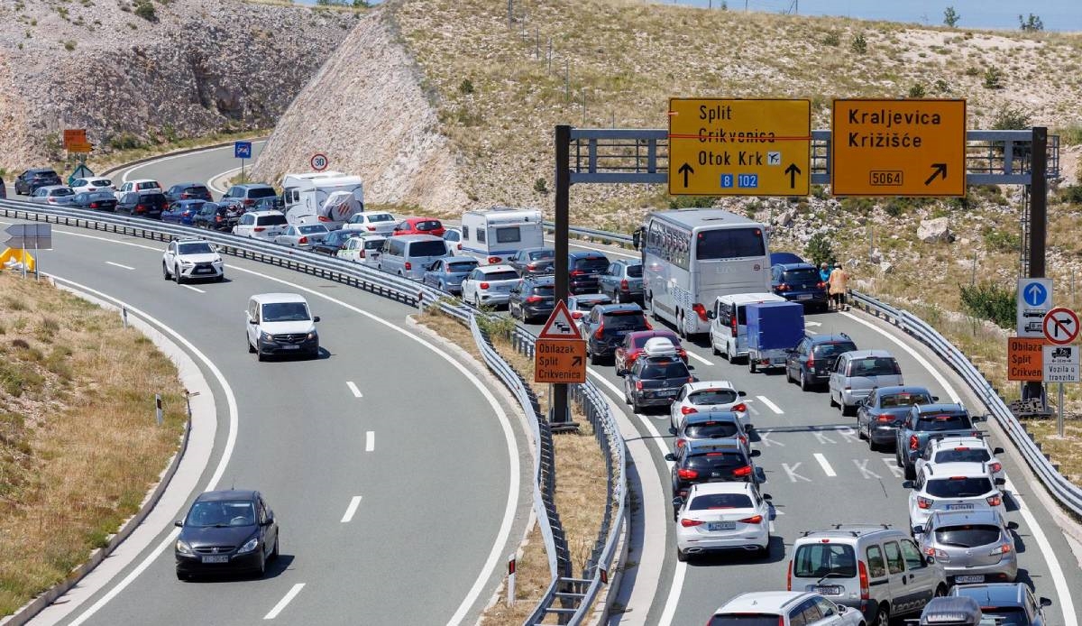 Tijekom dana pojačan promet prema moru i unutrašnjosti, gužve i u priobalju