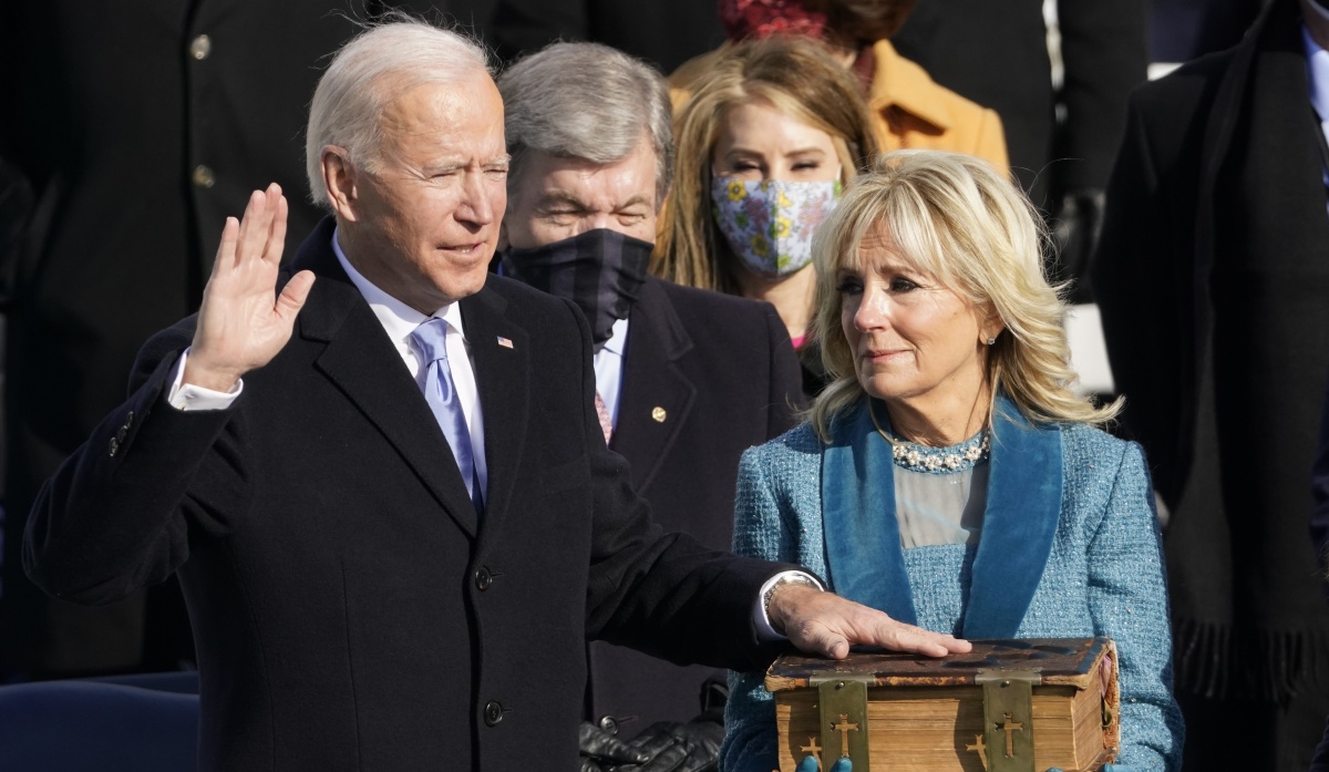 Priča se o ogromnoj Bibliji na koju je Biden prisegnuo, evo zašto ju je odabrao