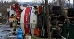 VIDEO Sudar cisterne i automobila kod Karlovca, jedna osoba poginula