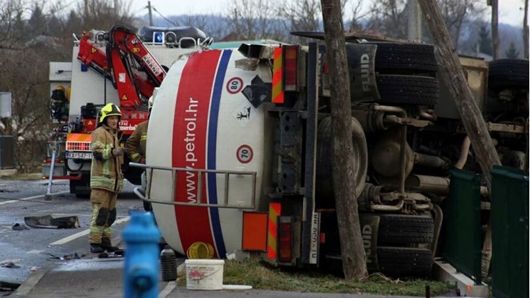 VIDEO Sudar cisterne i automobila kod Karlovca, jedna osoba poginula