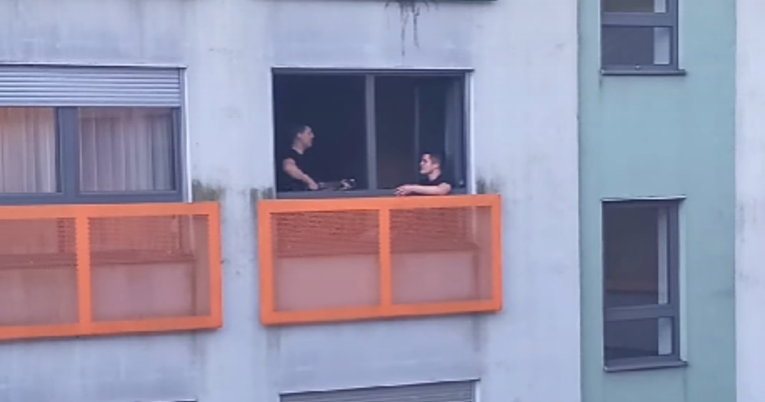 VIDEO Dečki u zagrebačkom domu oduševili studente, pjevali i svirali na svom balkonu