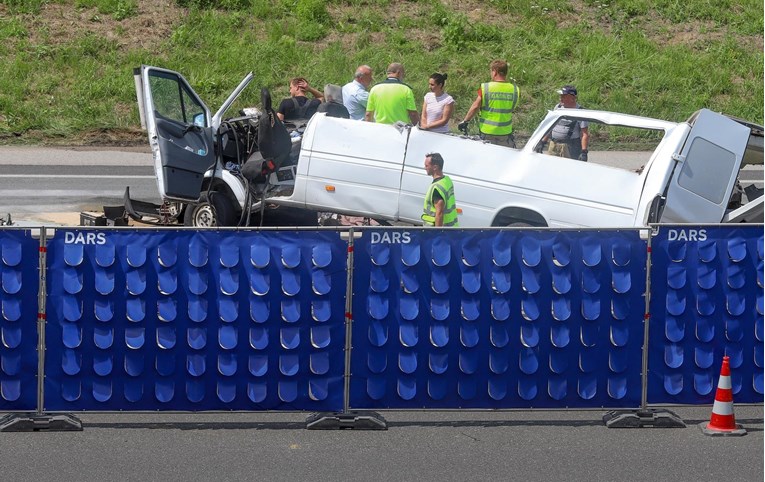 Detalji strašne nesreće u Sloveniji: Ukrajinac kombijem punim ljudi naletio na kamion