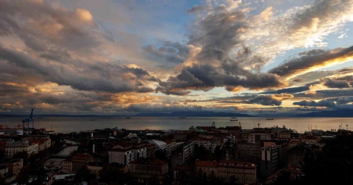 Ove prekrasne fotke neba snimljene su danas u Rijeci