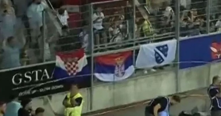 Zastave Hrvatske, Srbije i Bosne jedna do druge na utakmici Fenerbahčea